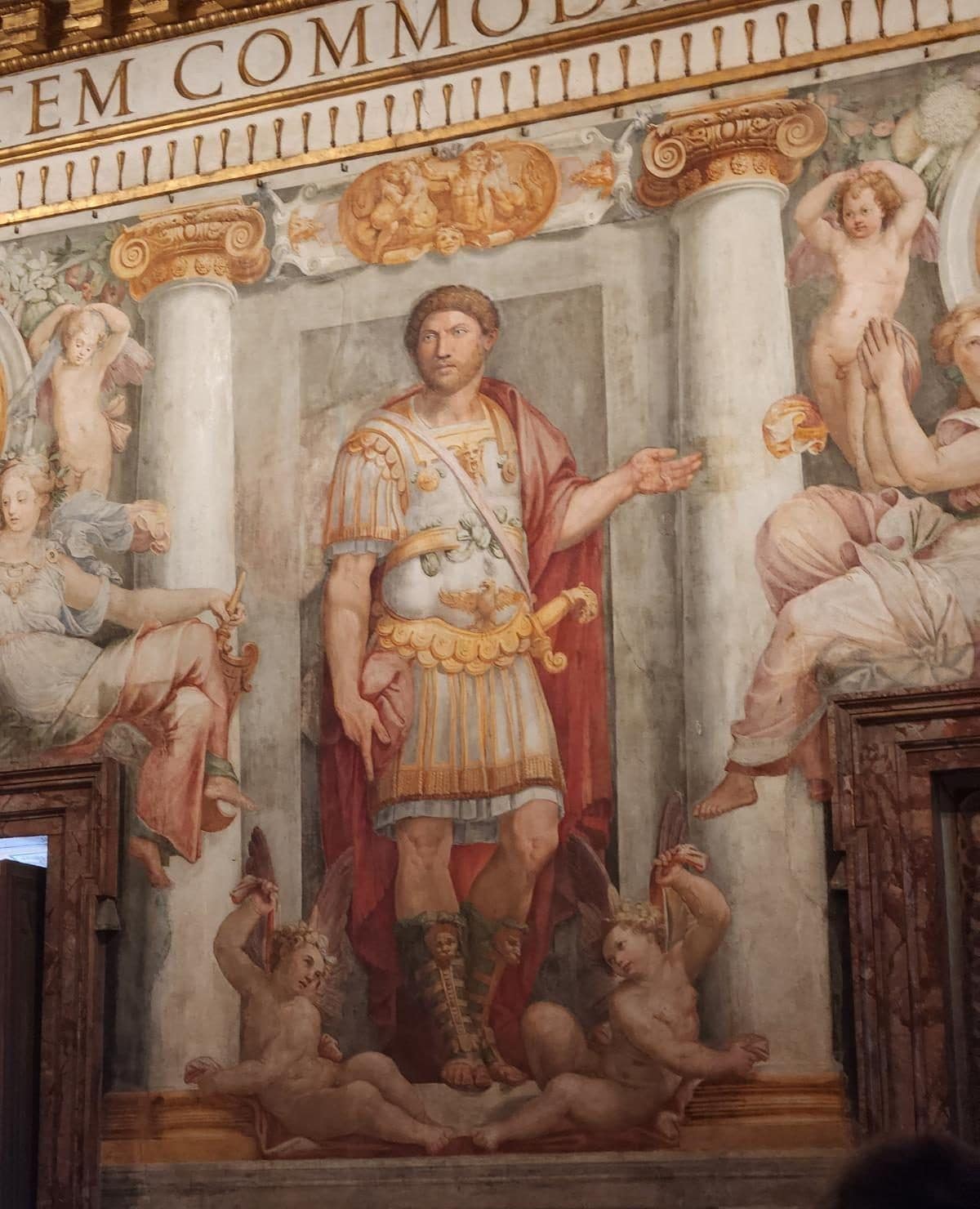 Une fresque Renaissance de la Sala Paolina, l'empereur Hadrien entouré de putti et d'architectures peintes.