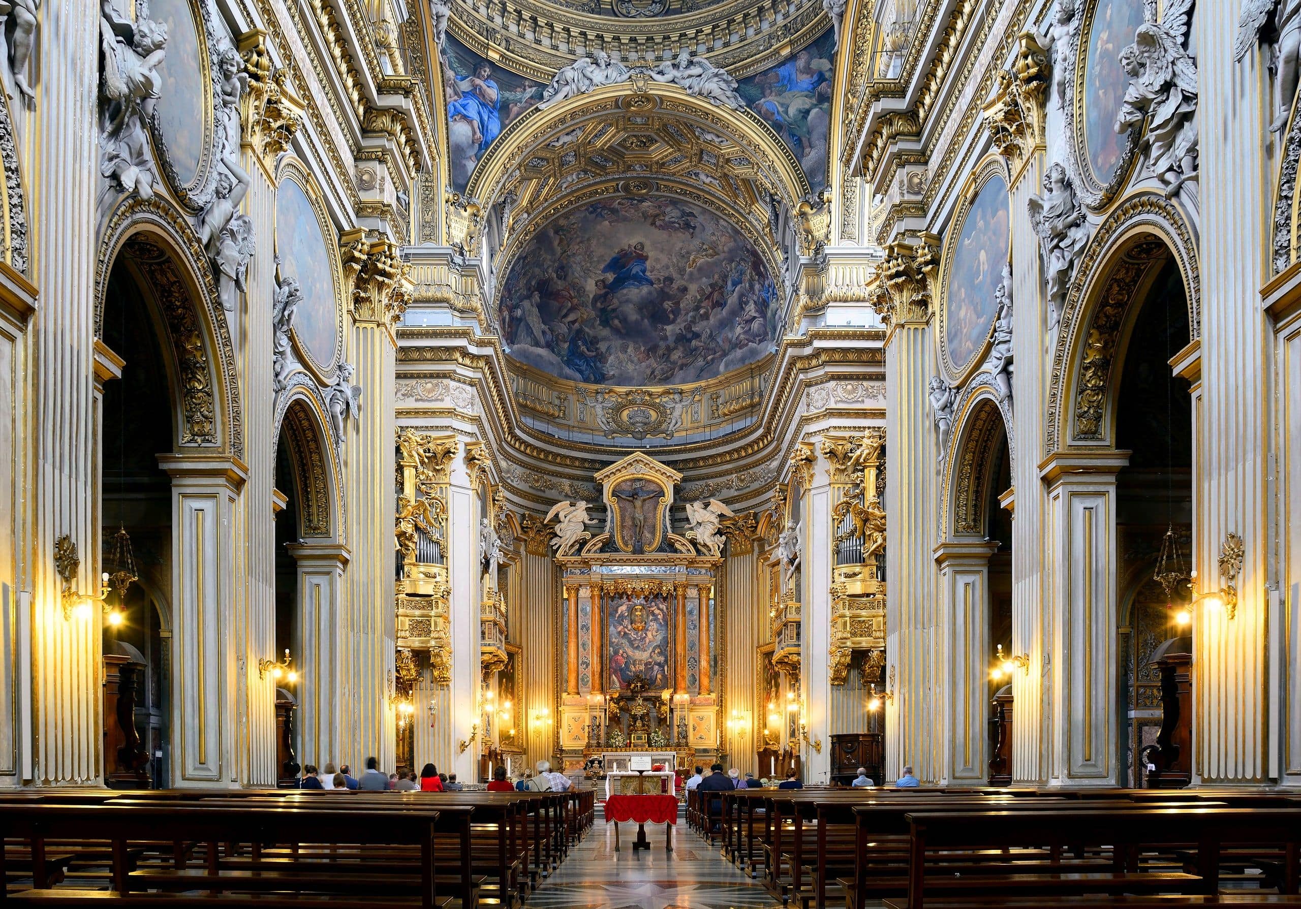 L'intérieur de la Chiesa Nuova, vers le maître-autel et les Rubens.