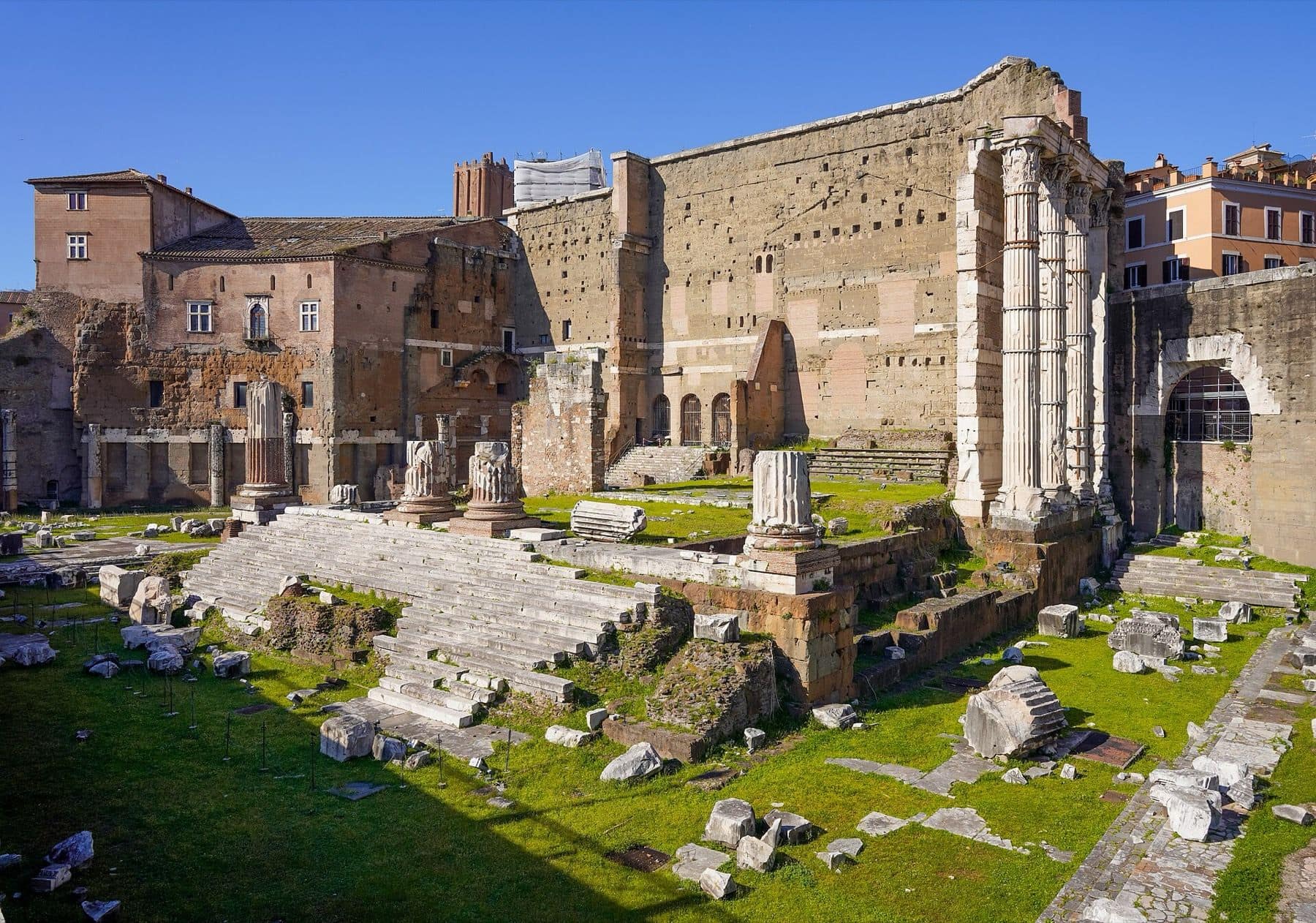 Le forum d'Auguste, les colonnes du temple de Mars Ultor et le haut mur de tuf, à Rome.