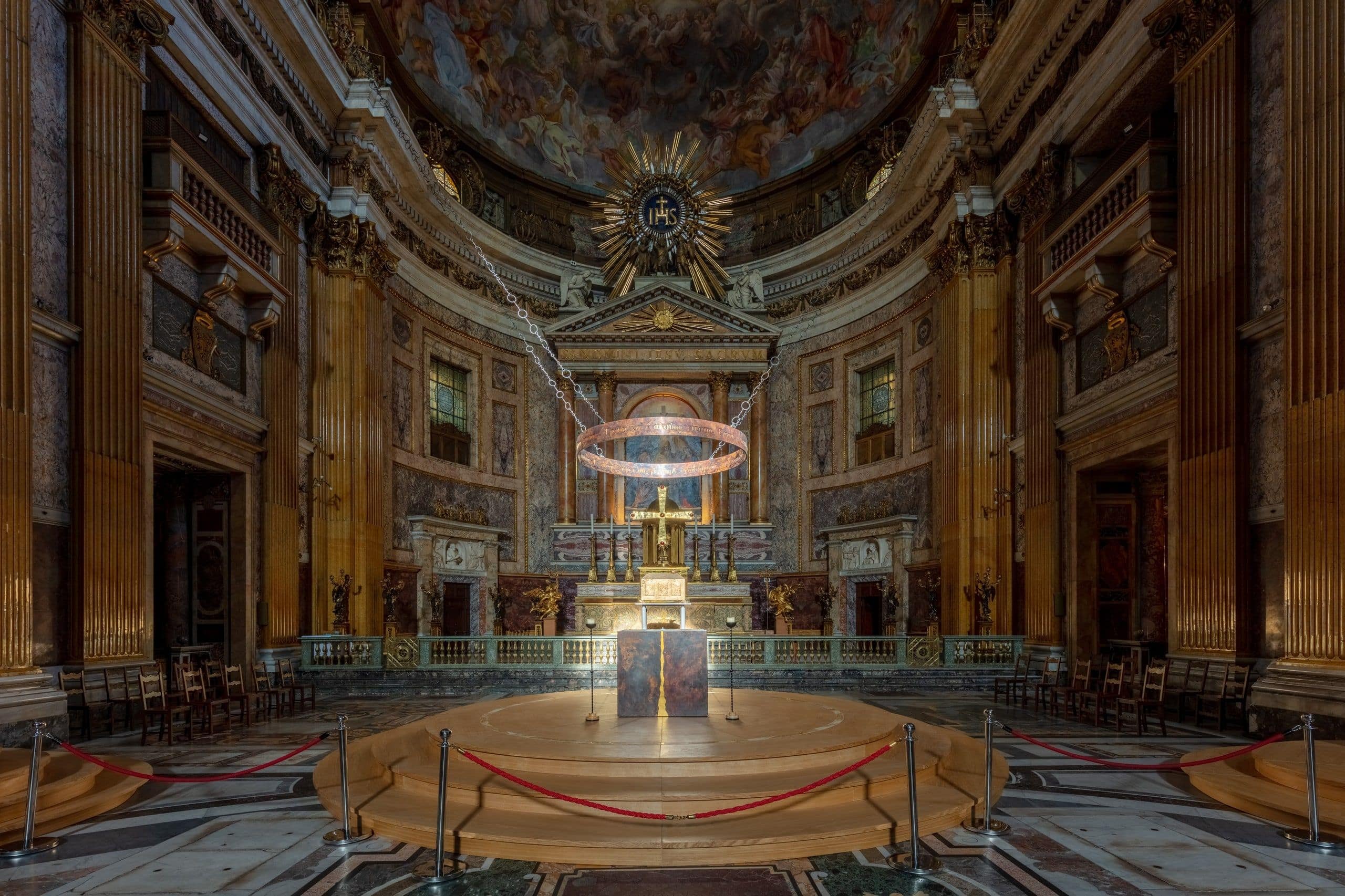 L'intérieur baroque de l'église du Gesù, sa nef vers le maître-autel sous le plafond de Baciccia.