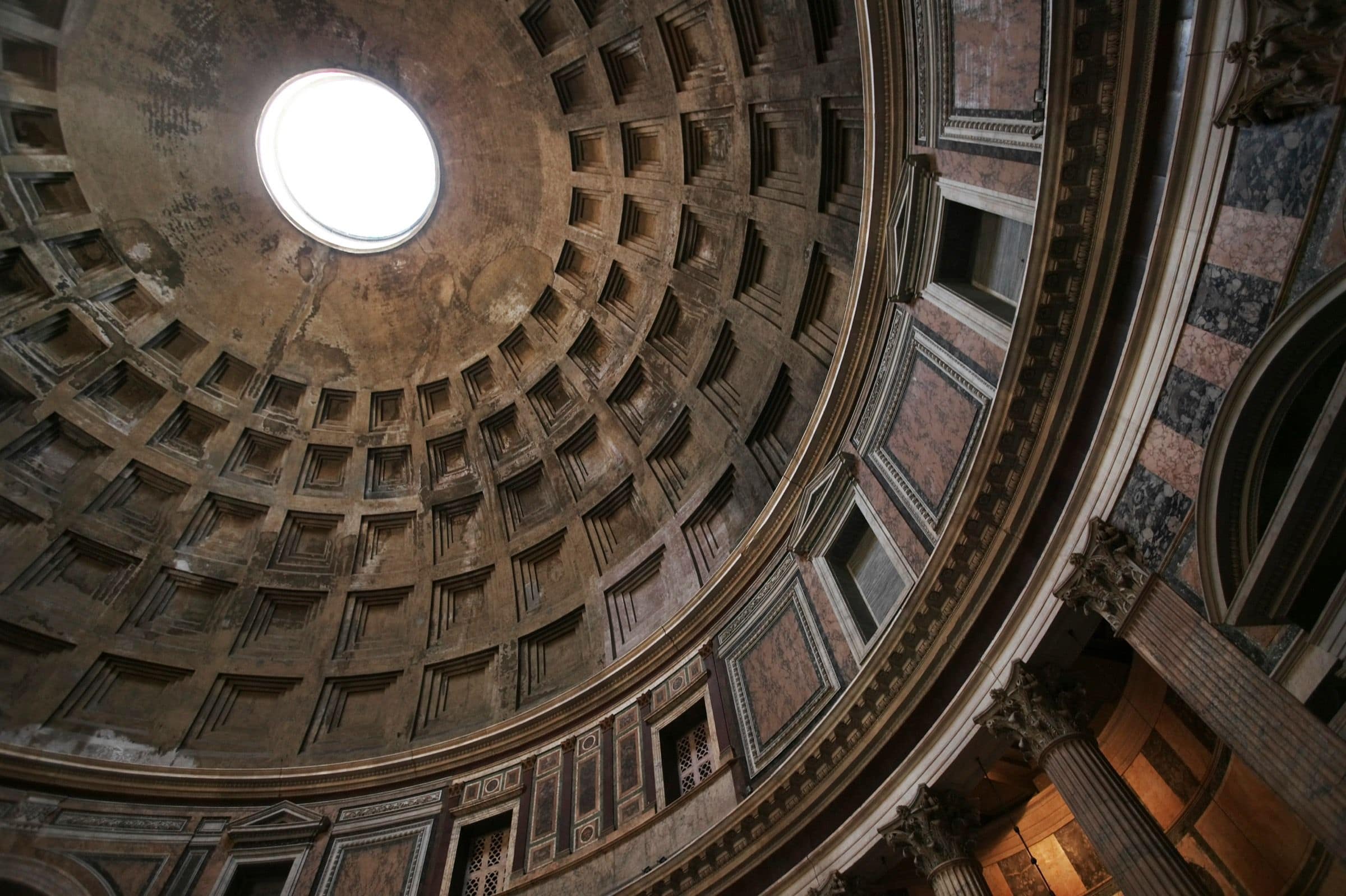 L'oculus du Panthéon, unique ouverture de neuf mètres au sommet de la coupole à caissons.