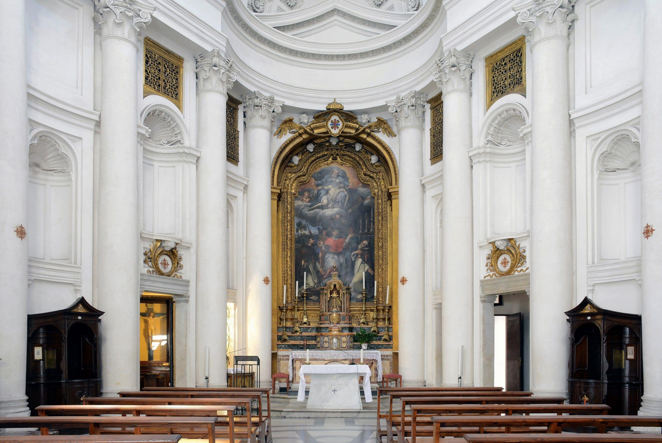 L'intérieur ovale de San Carlino, ses murs ondulés et sa coupole à caissons.