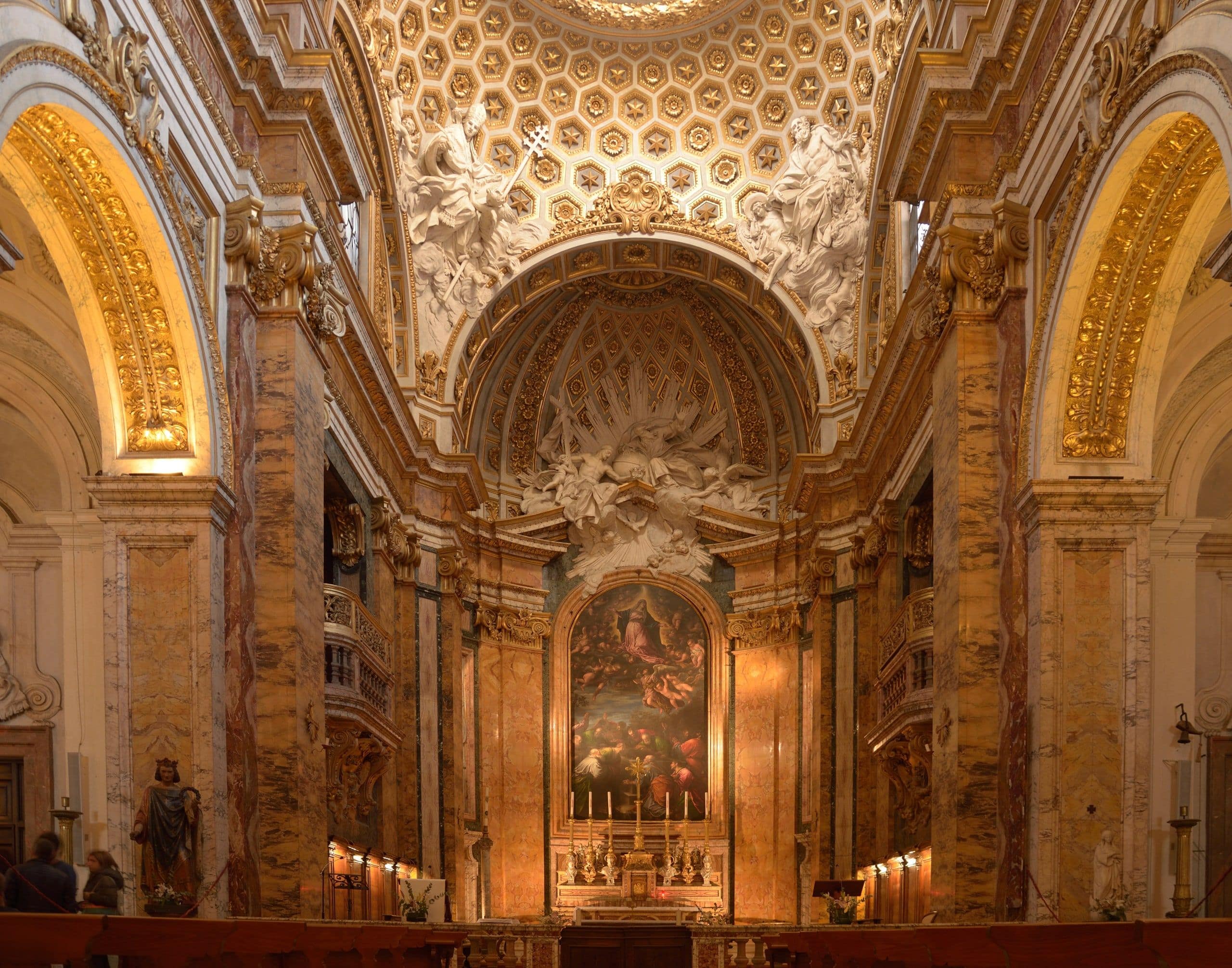 L'intérieur baroque de San Luigi dei Francesi, vers le maître-autel.