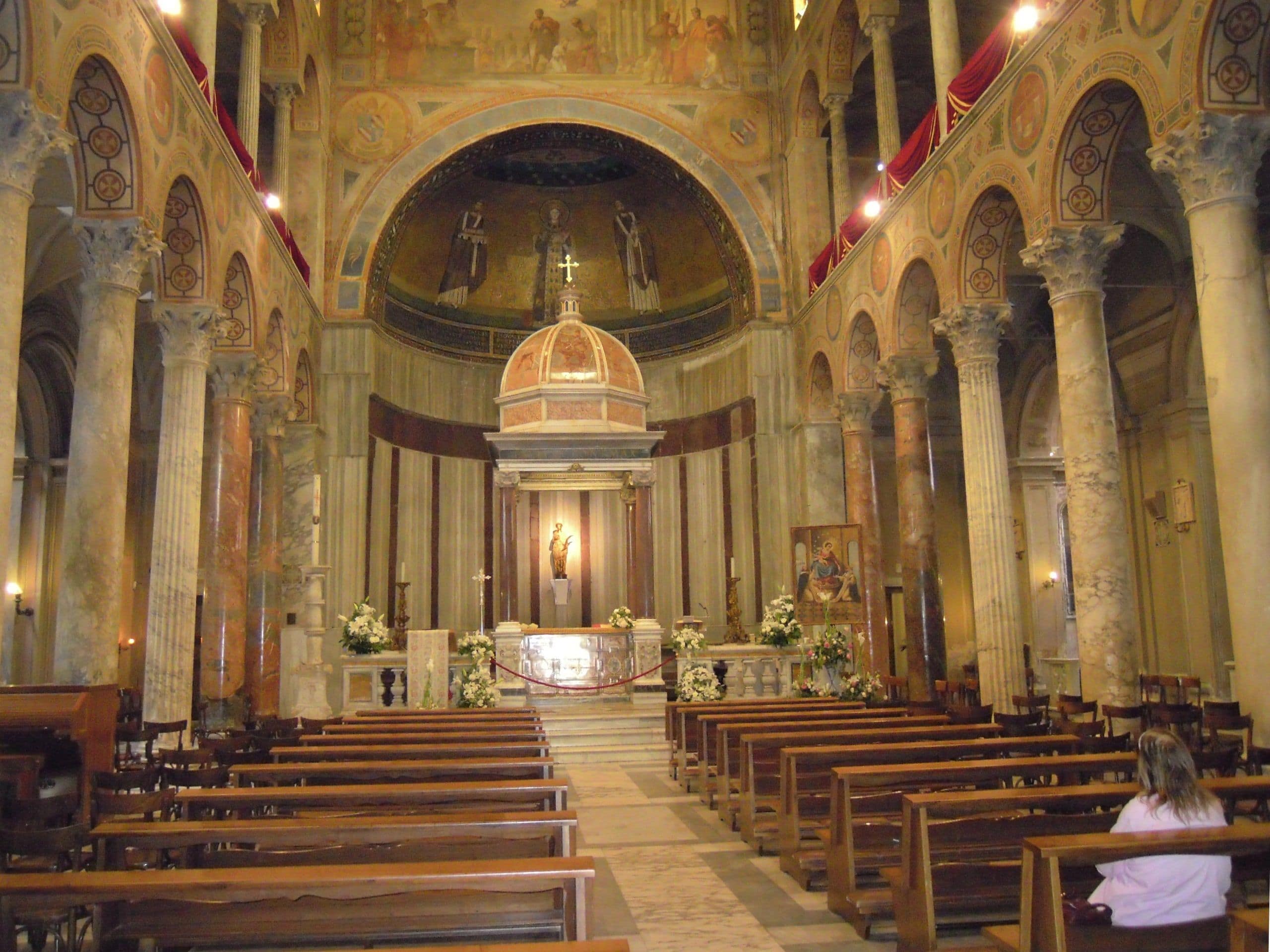 L'intérieur de la basilique Sant'Agnese fuori le Mura et sa mosaïque d'abside.