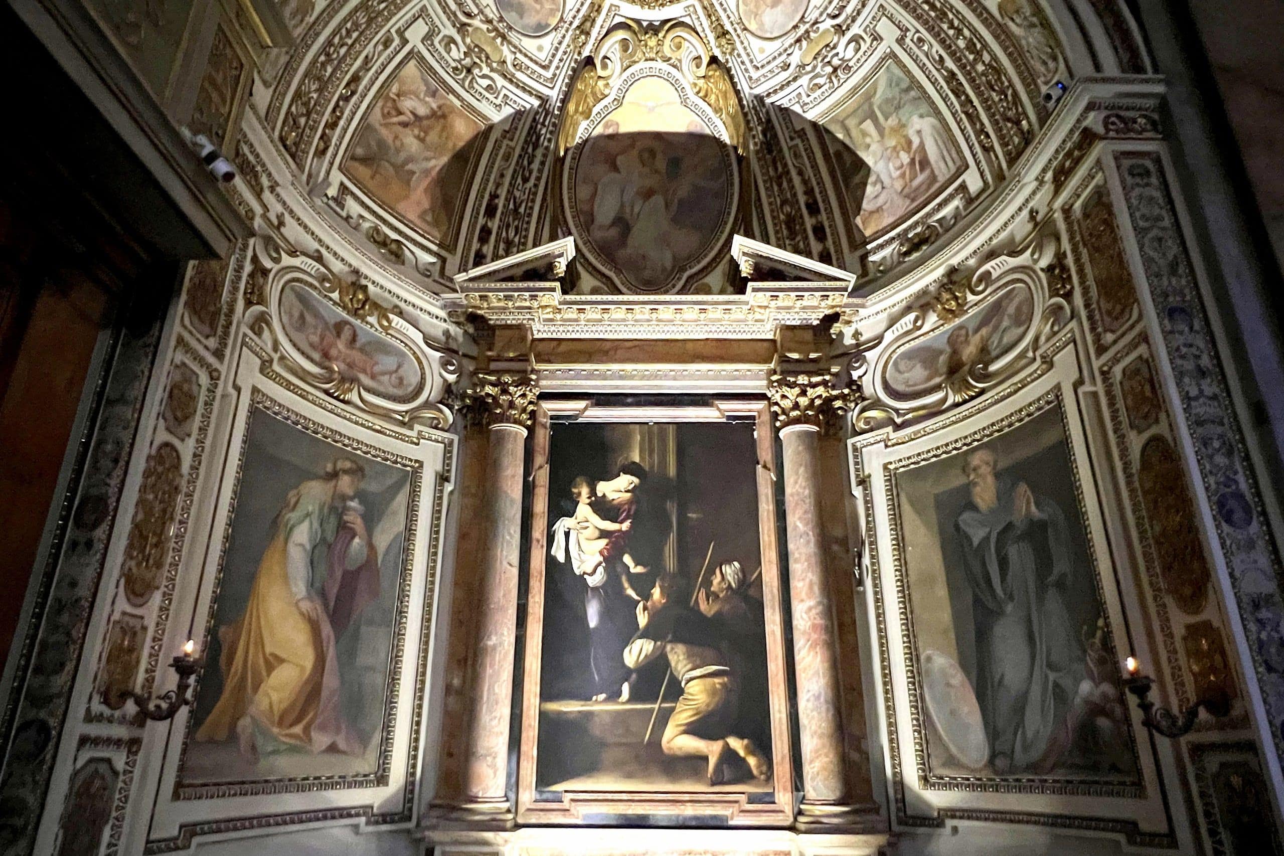 La Madone des Pèlerins de Caravage, deux fidèles agenouillés devant la Vierge à Sant'Agostino.