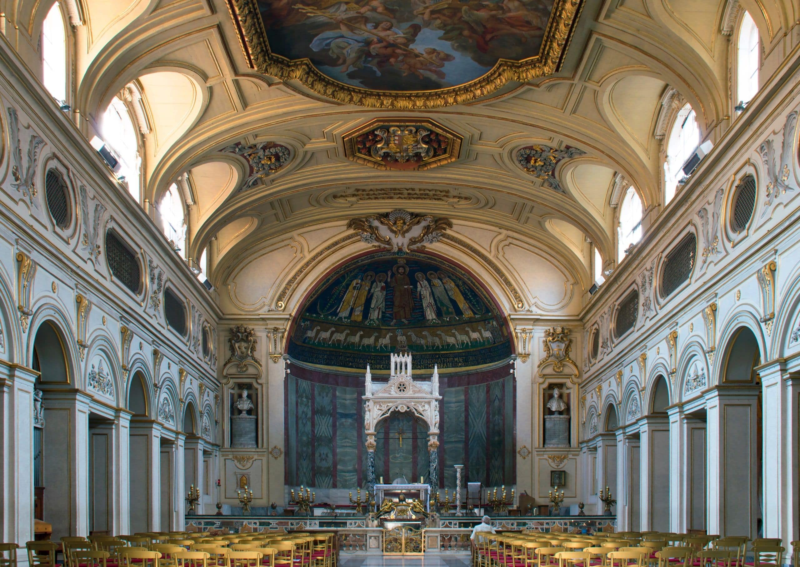 L'intérieur de la basilique Santa Cecilia in Trastevere vers l'abside.