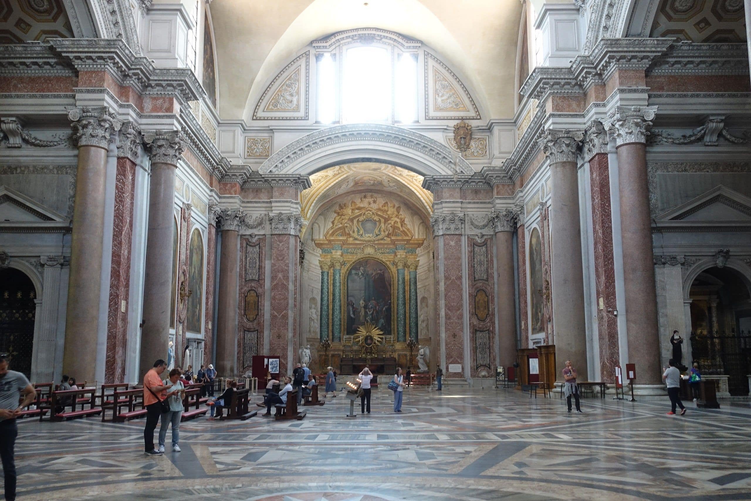 L'intérieur monumental de Santa Maria degli Angeli, dans les thermes de Dioclétien.