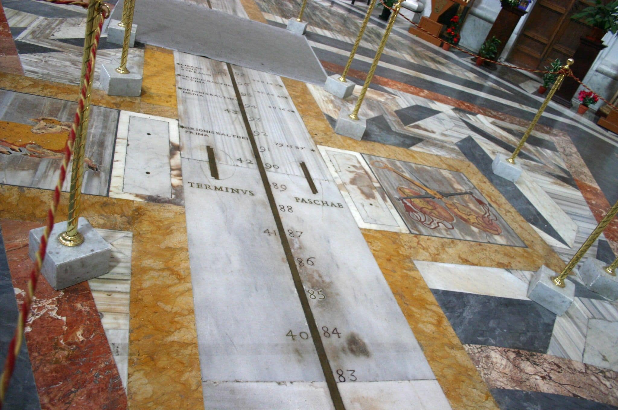 La ligne méridienne de bronze incrustée dans le sol de Santa Maria degli Angeli.