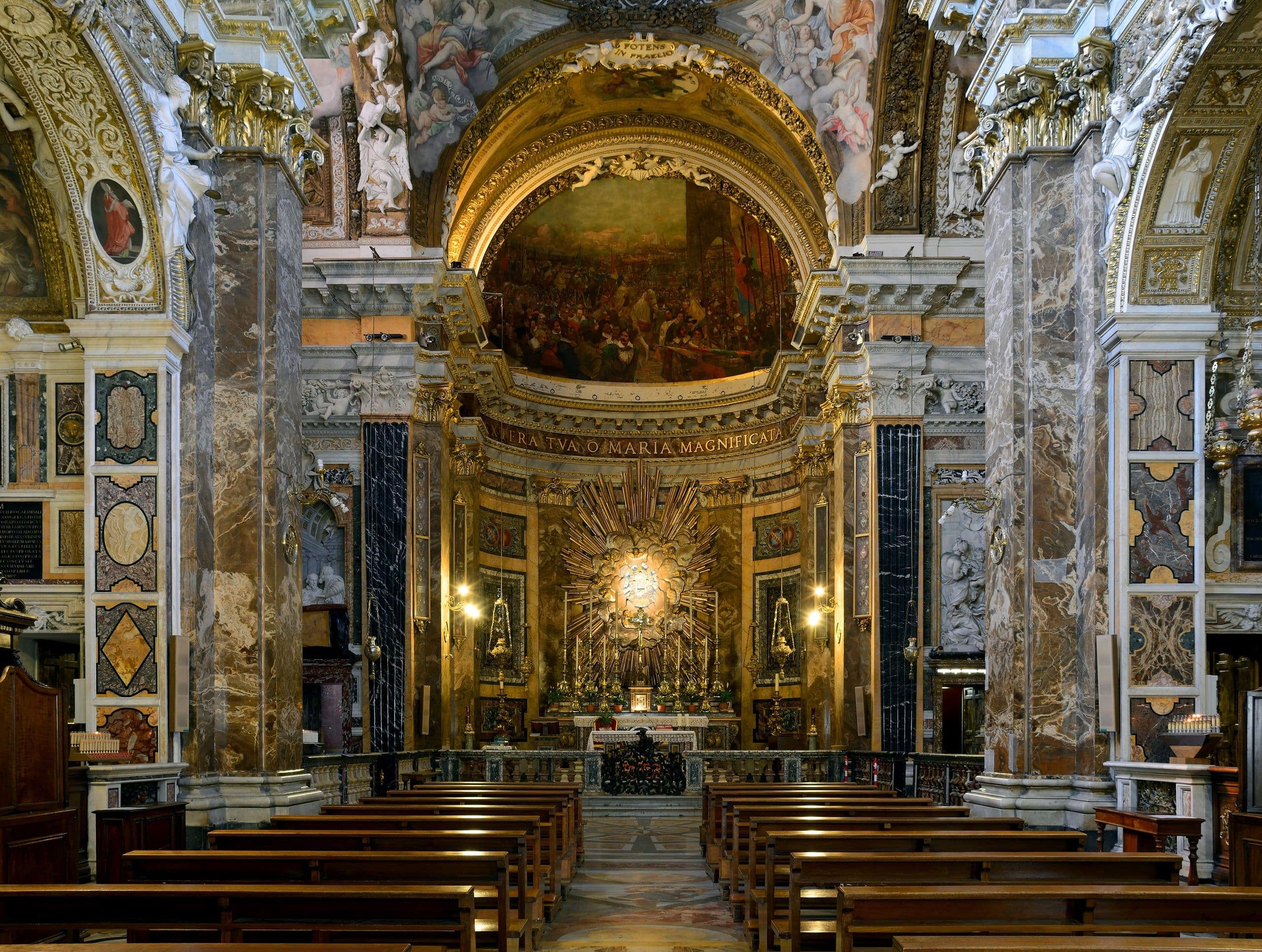 L'intérieur baroque de Santa Maria della Vittoria, vers la chapelle Cornaro.