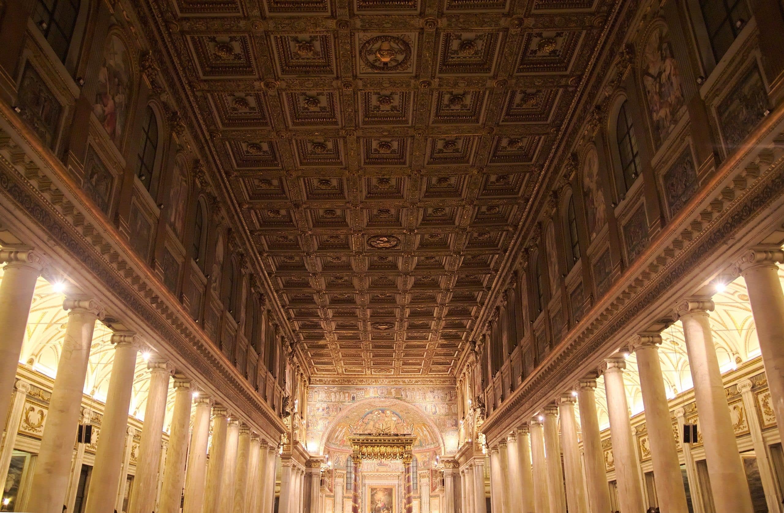 L'intérieur de la basilique Santa Maria Maggiore, la nef ouverte vers l'abside dorée.