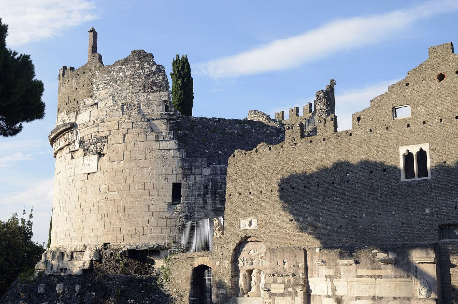 Le mausolée de Cecilia Metella et le mur crénelé du Castrum Caetani, sur la voie Appienne.