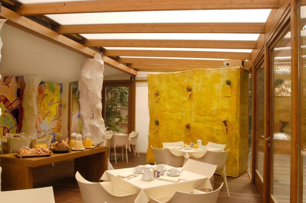 L'art jusque dans la salle du matin. © Hotel Abitart