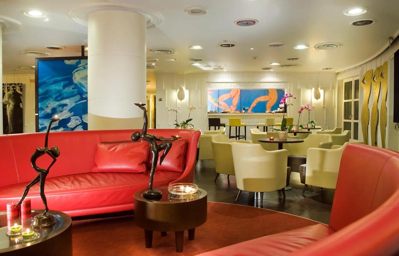 Le salon-bar et ses œuvres. © Hotel Abitart