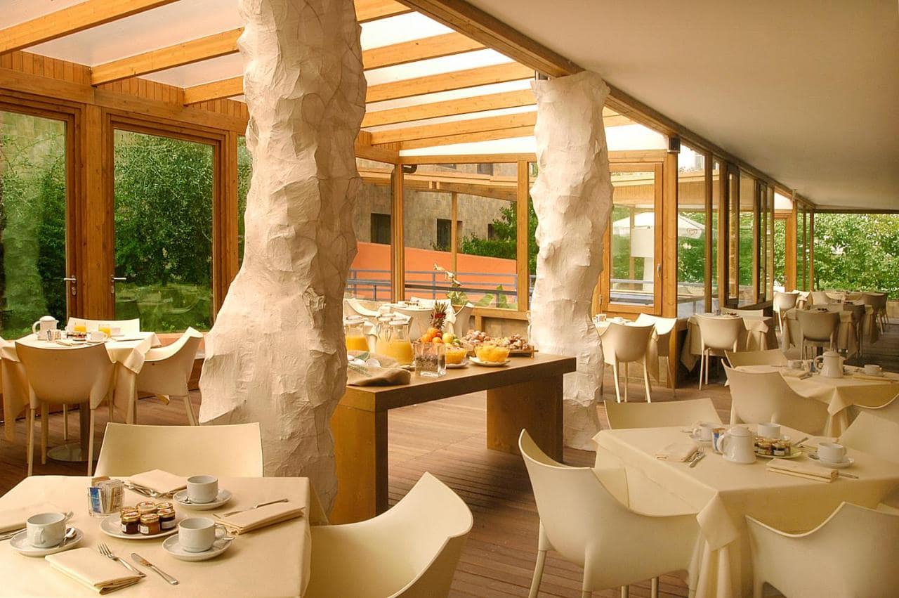 La véranda du petit-déjeuner, sur le jardin. © Hotel Abitart
