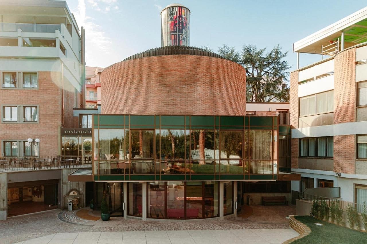 Le bâtiment rond en briques, signature de l'hôtel. © Adoro Hotel