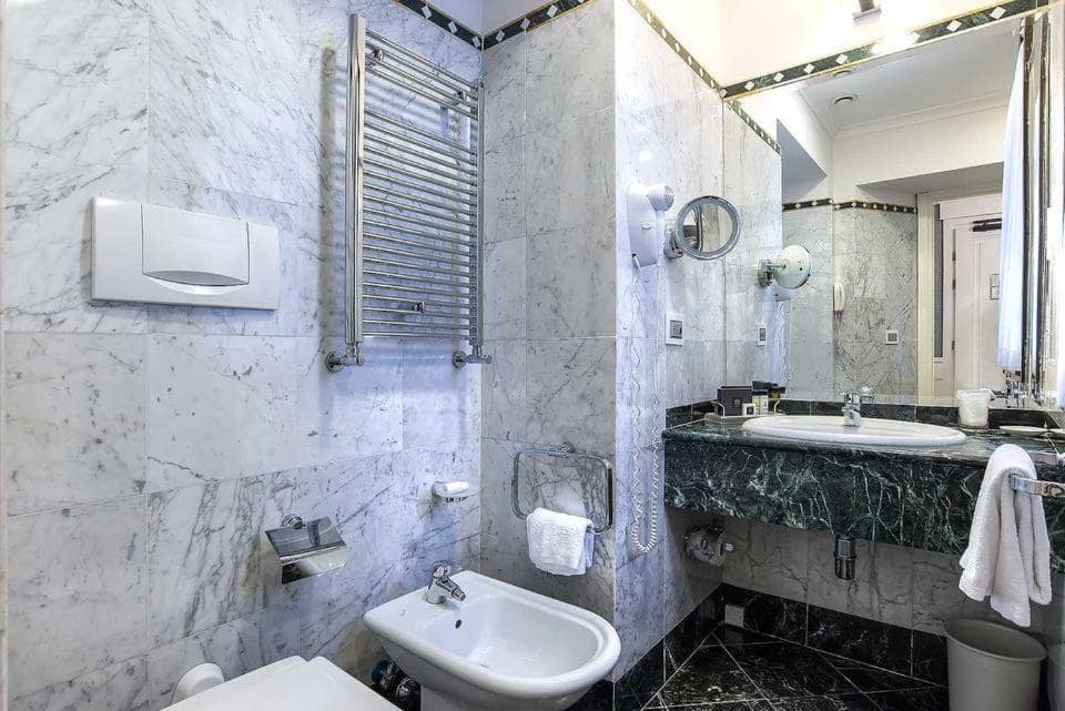 Une salle de bains en marbre. © Albergo del Senato