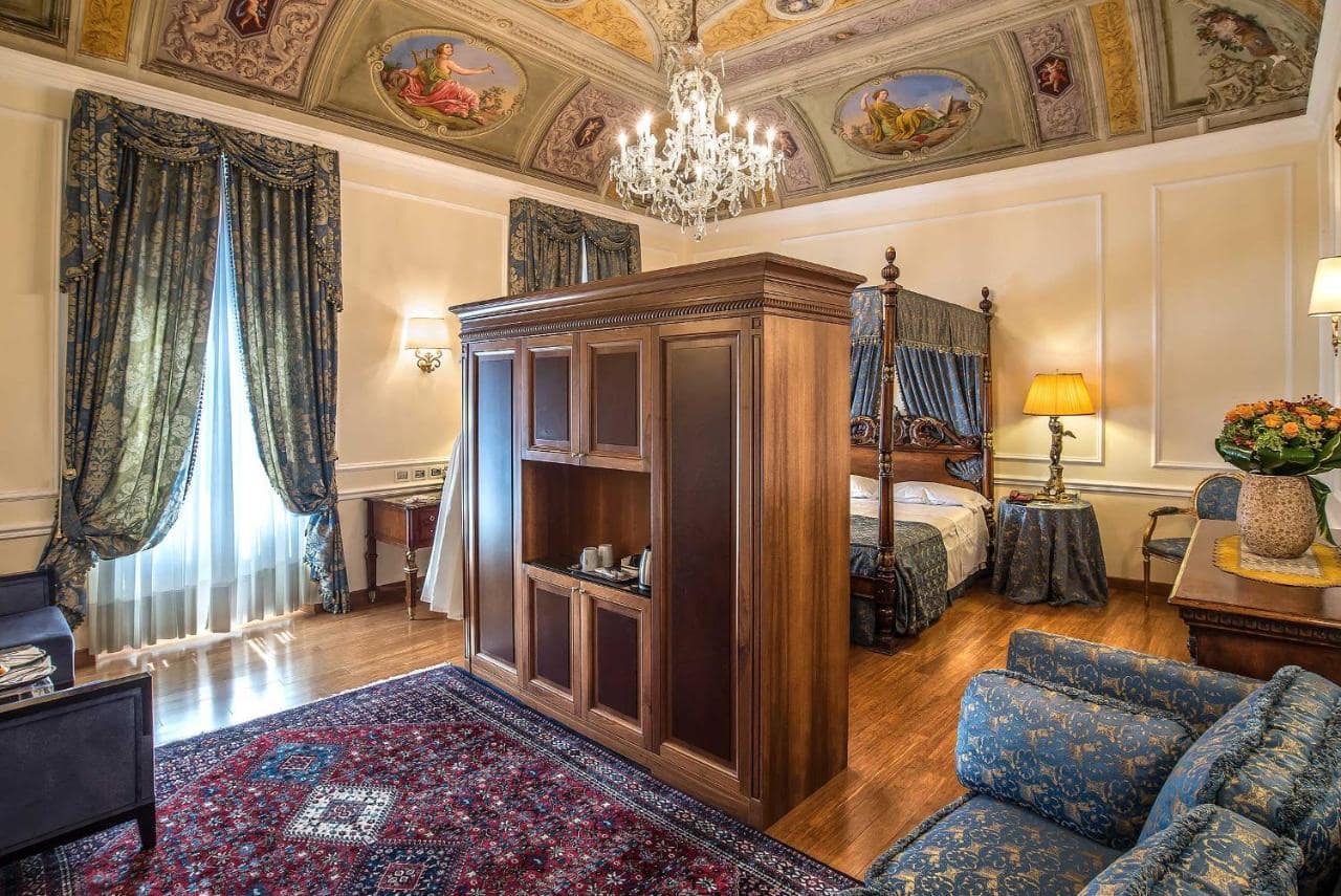 Une chambre supérieure, plafond à fresque. © Albergo del Senato