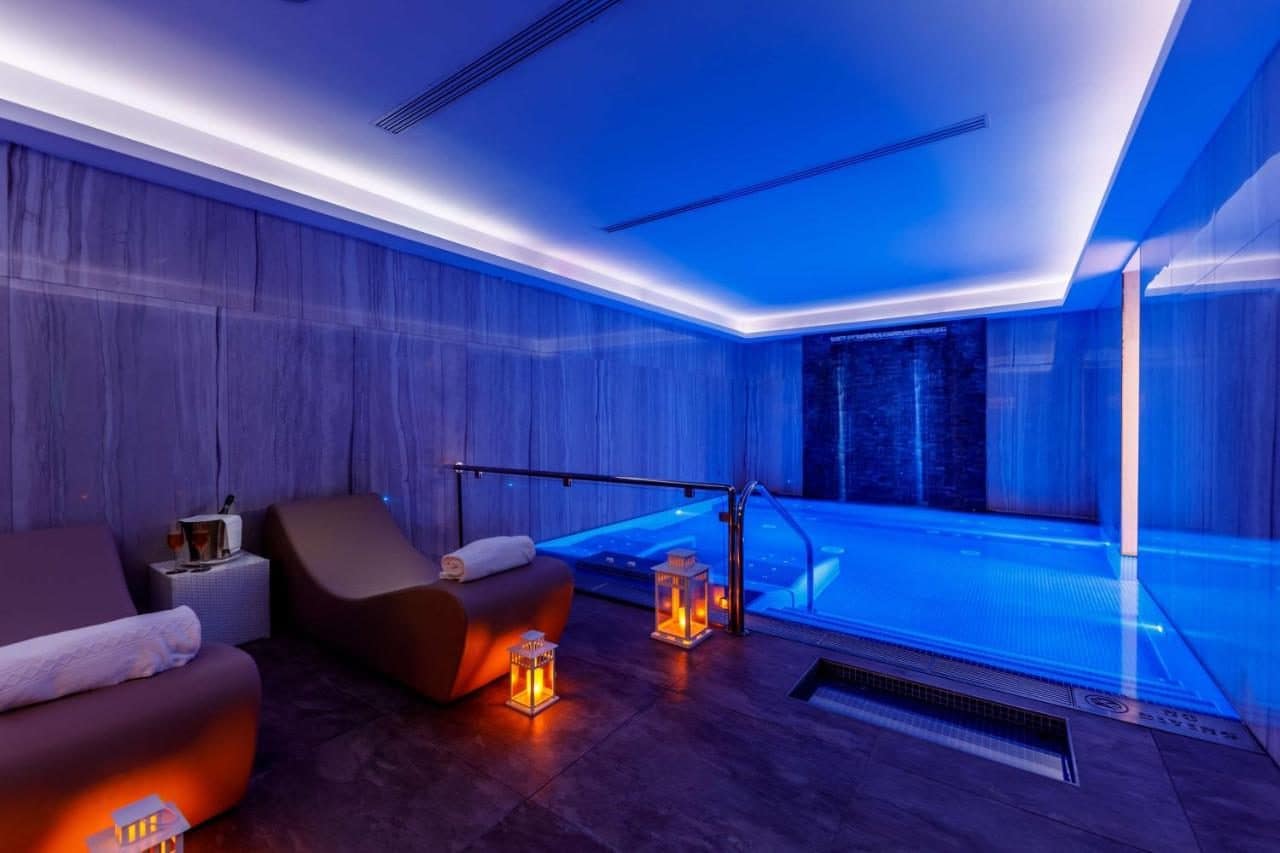 La piscine intérieure du spa. © Aleph Rome Hotel, Curio Collection by Hilton
