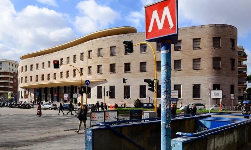 Le métro, tout proche. © Alma Guest House