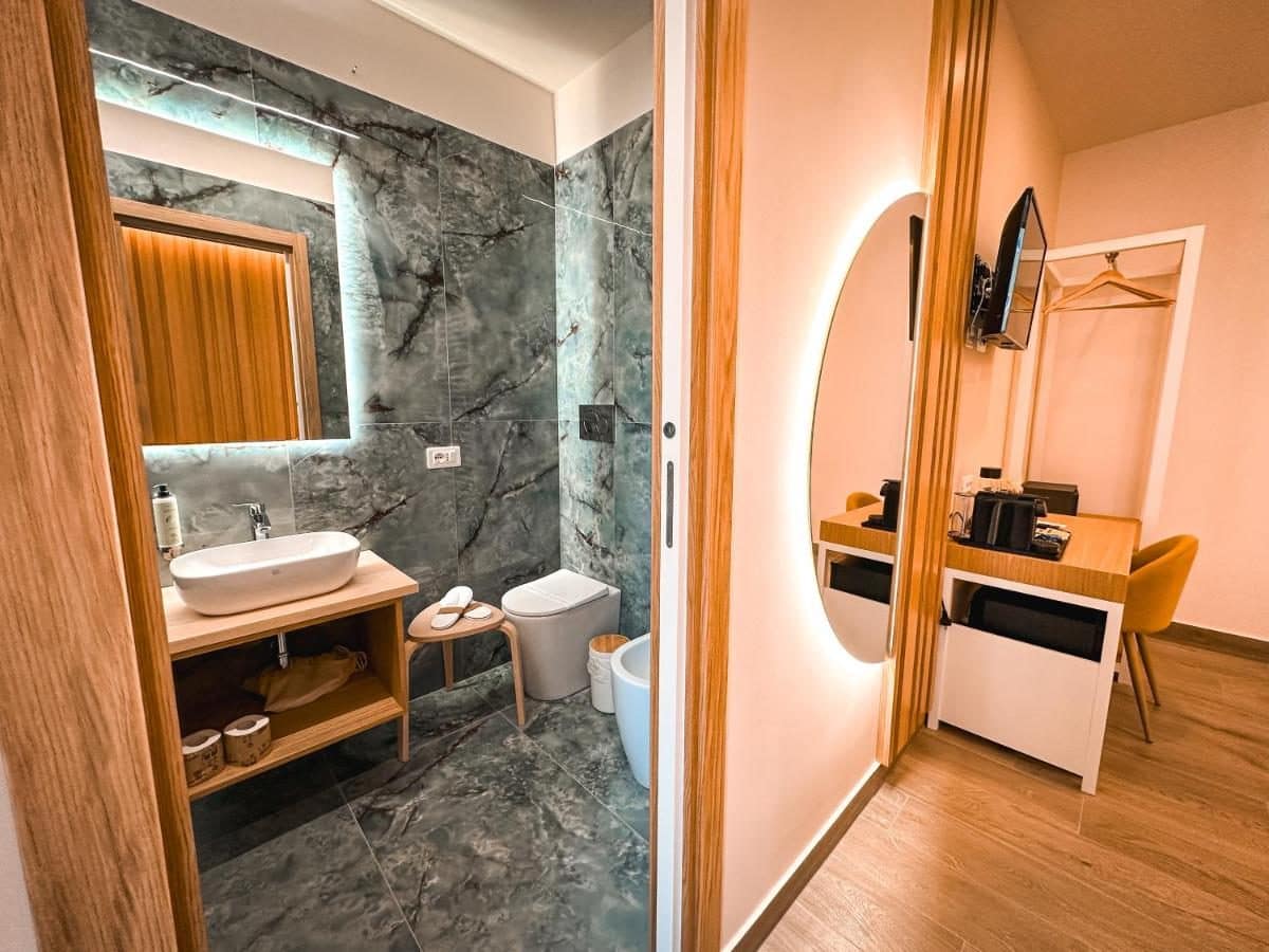 Une salle de bains en marbre. © Alma Guest House
