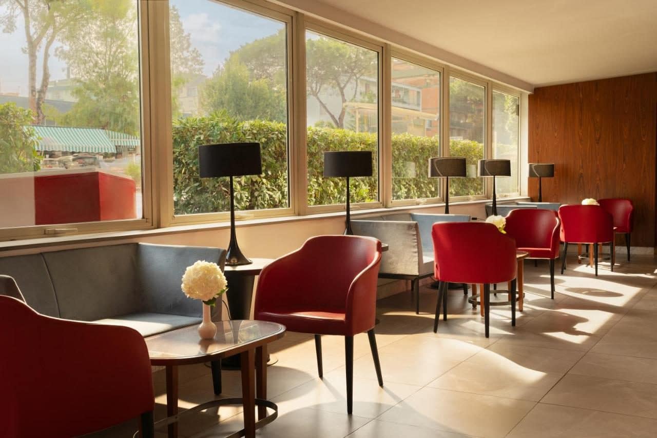 Un salon ouvert sur la verdure. © Hotel American Palace Eur