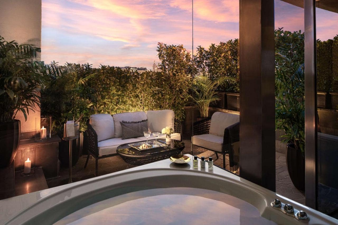 Une suite et sa terrasse privée. © Anantara Palazzo Naiadi