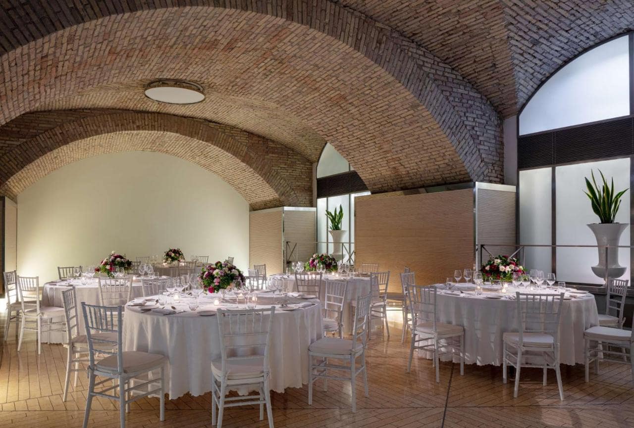 Une salle sous les voûtes de brique anciennes. © Anantara Palazzo Naiadi