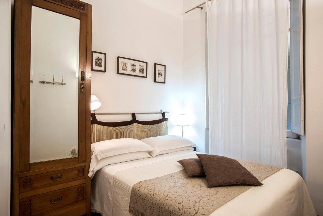 Une chambre claire sur la ruelle. © Arco del Lauro