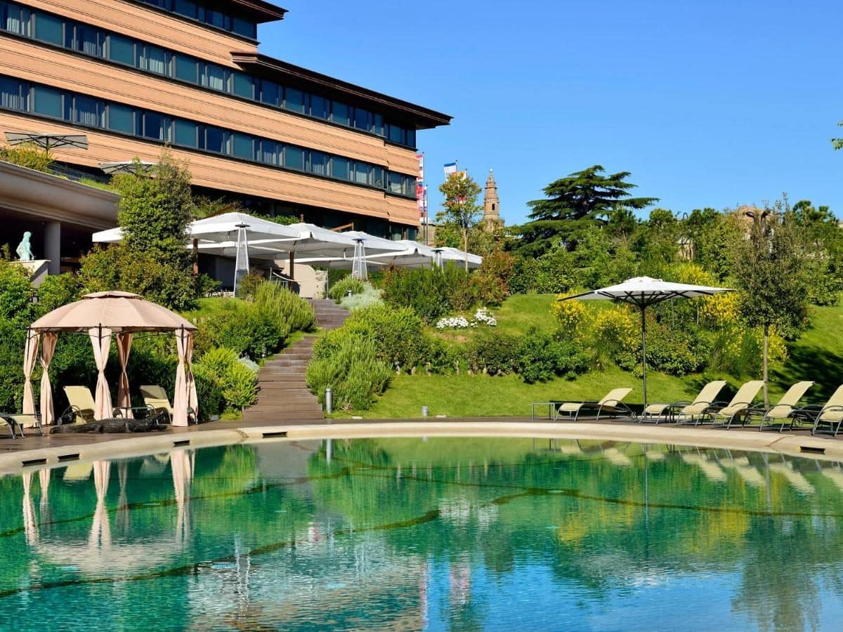 Le jardin et le bassin, transats. © A.Roma Lifestyle Hotel