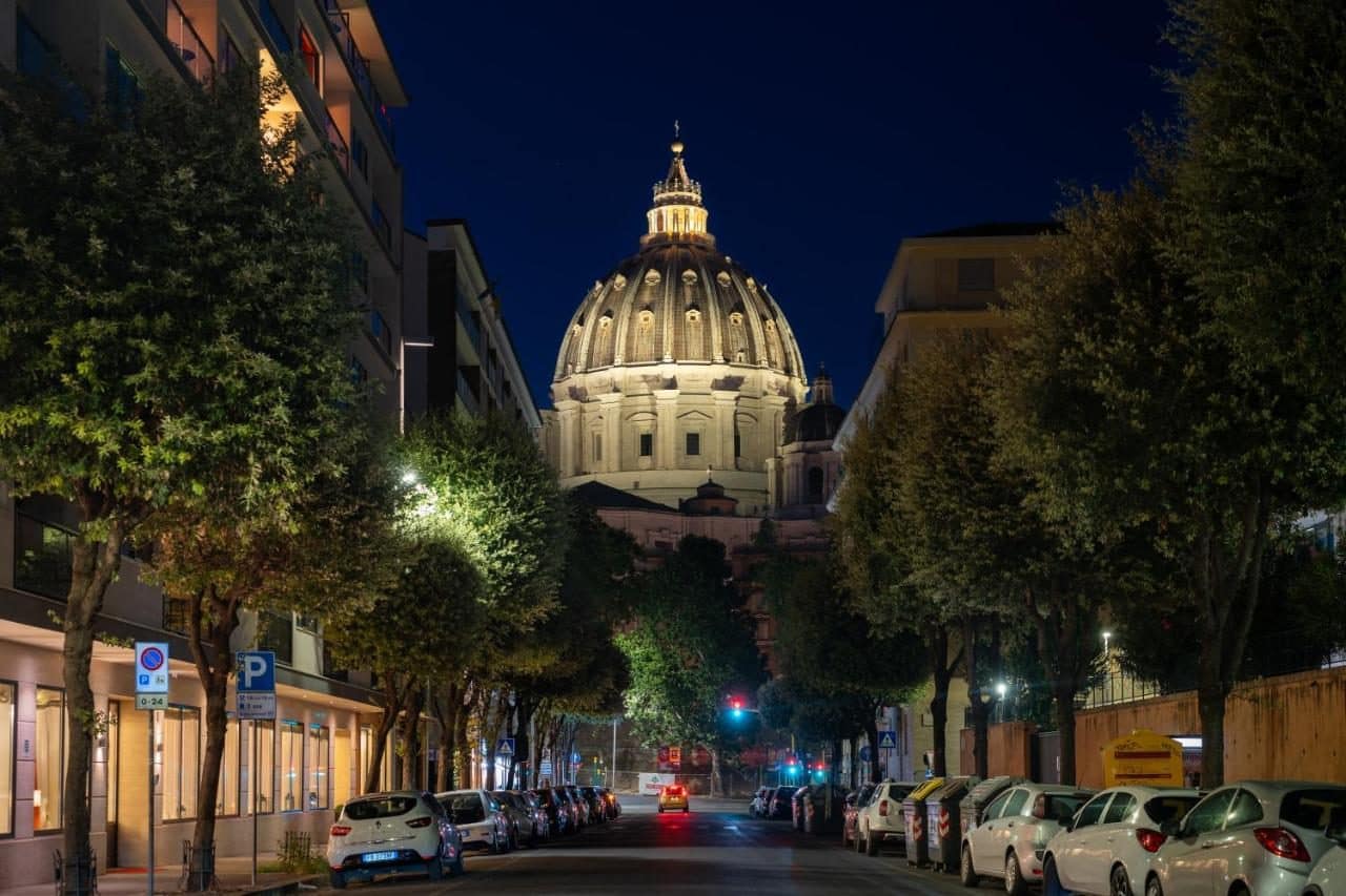 La coupole Saint-Pierre, au bout de la rue. © Aurea Suite Vaticano