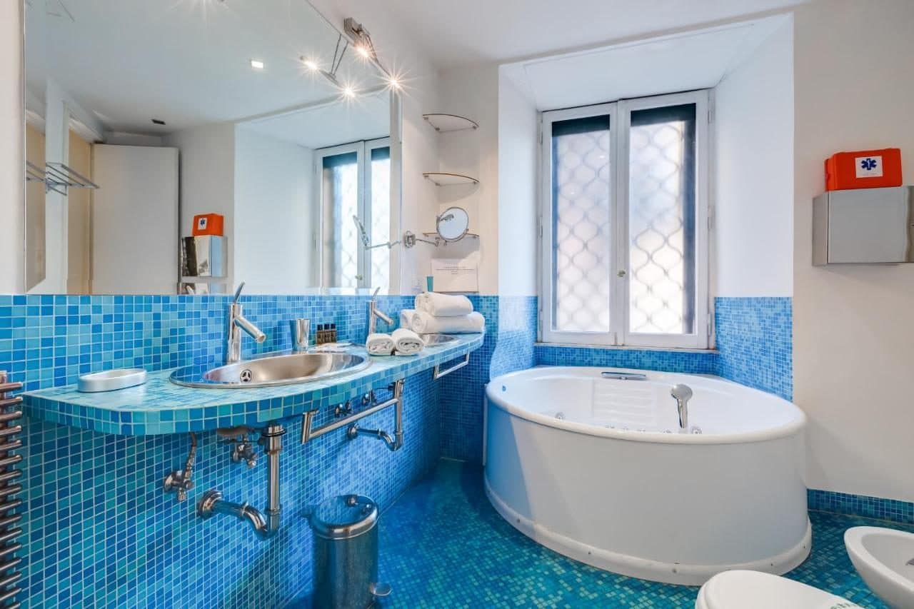 Une salle de bains, mosaïque bleue. © Luxury House Belle Arti