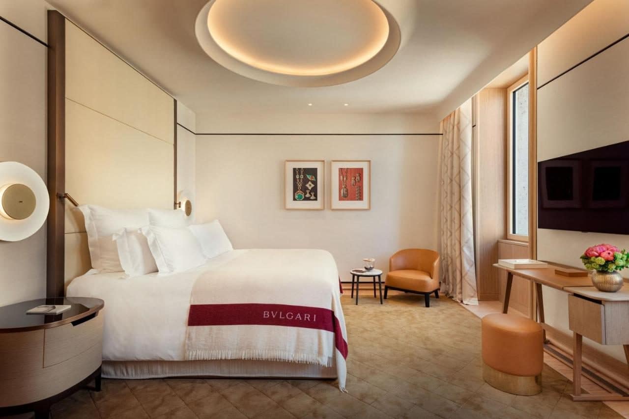 Une chambre, boiseries et lignes Bvlgari. © Bvlgari Hotel Roma