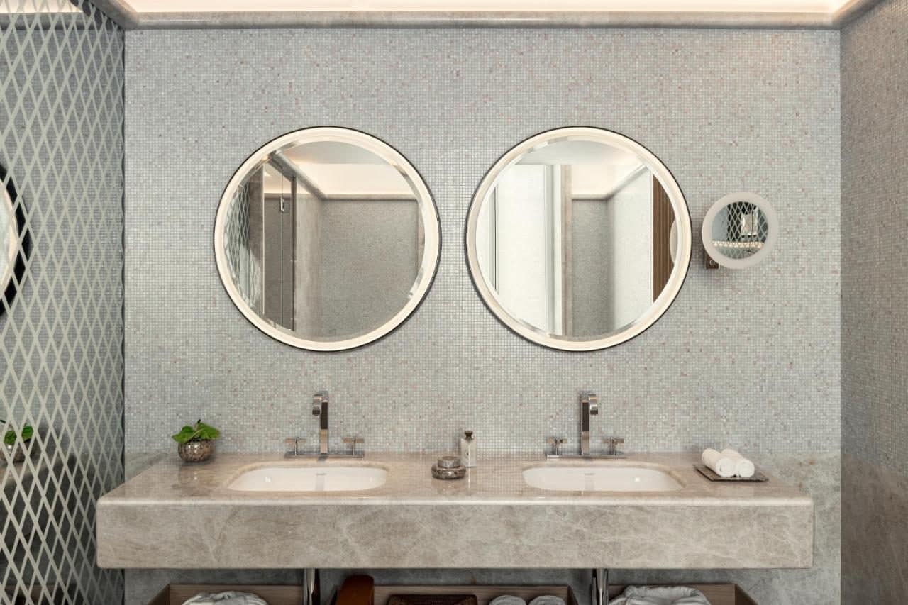Une salle de bains en marbre. © Bvlgari Hotel Roma