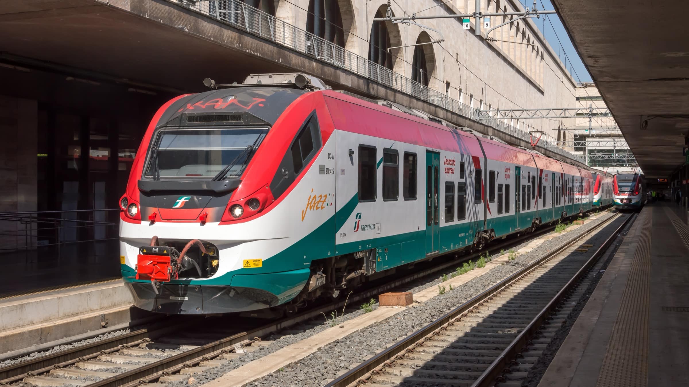 Le train Leonardo Express de Trenitalia à quai en gare de Roma Termini