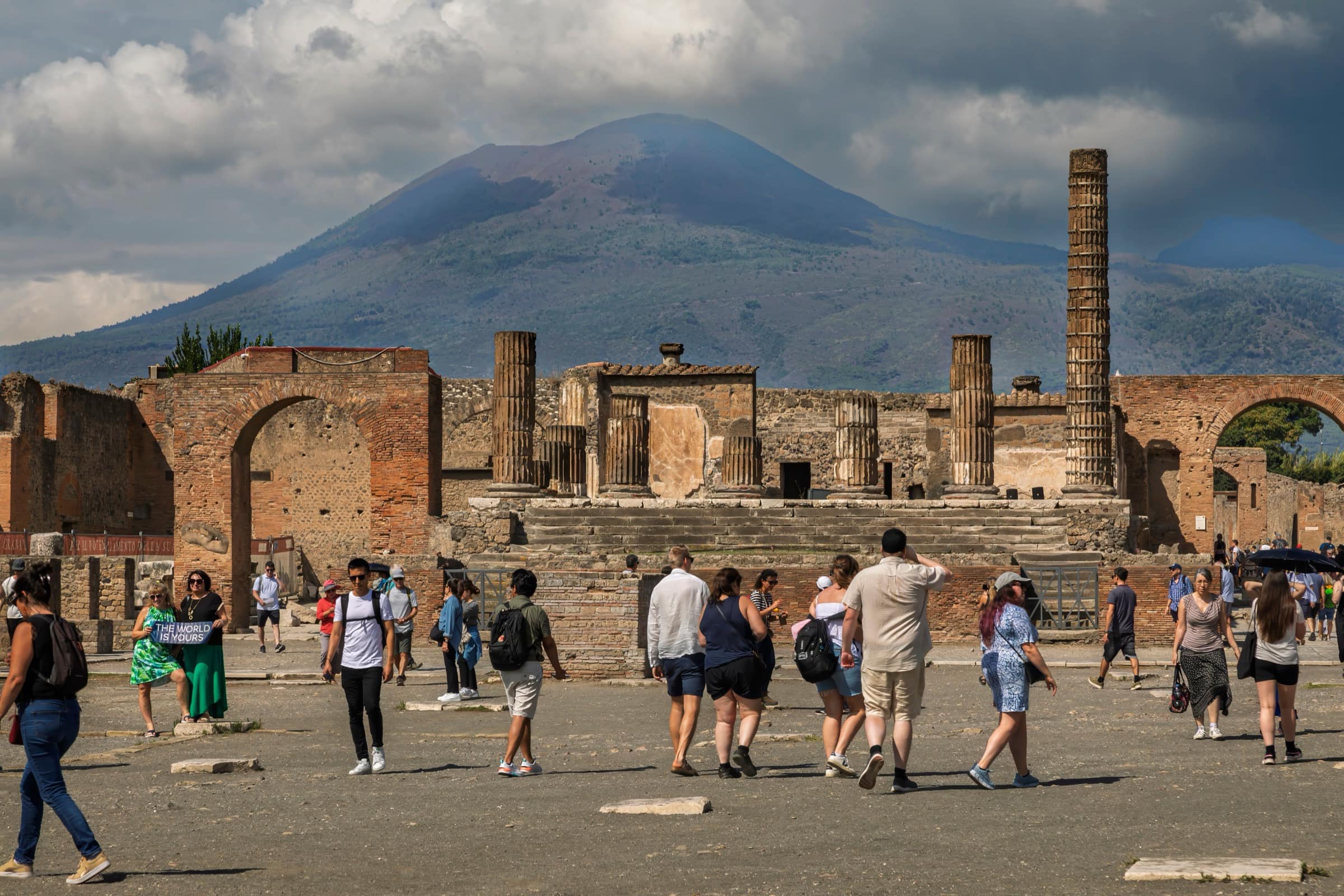 Le forum de Pompéi avec le Vésuve en arrière-plan et des groupes de visiteurs