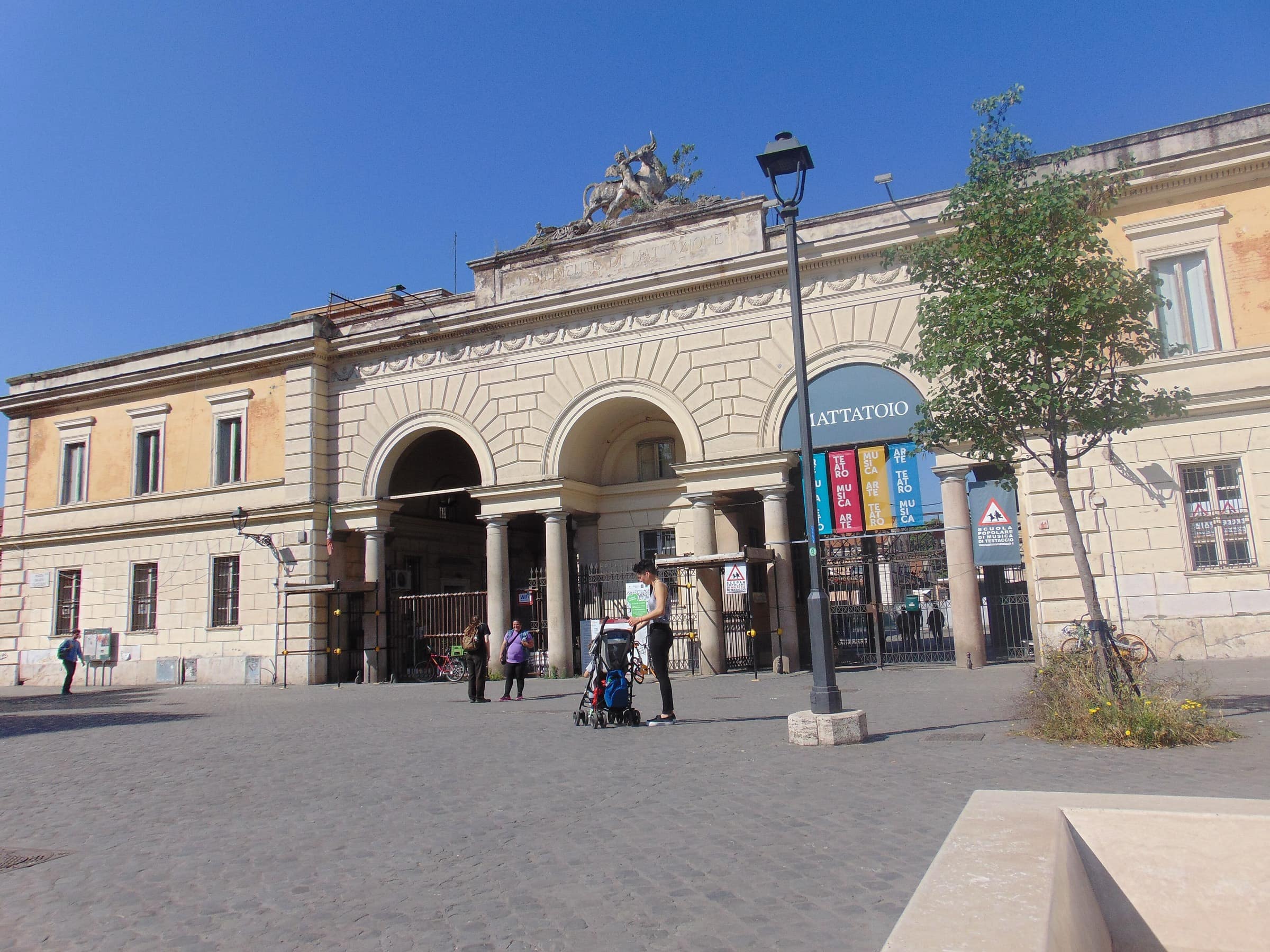 Entrée monumentale de l'ancien abattoir de Testaccio, surmontée du groupe sculpté du génie ailé terrassant le taureau