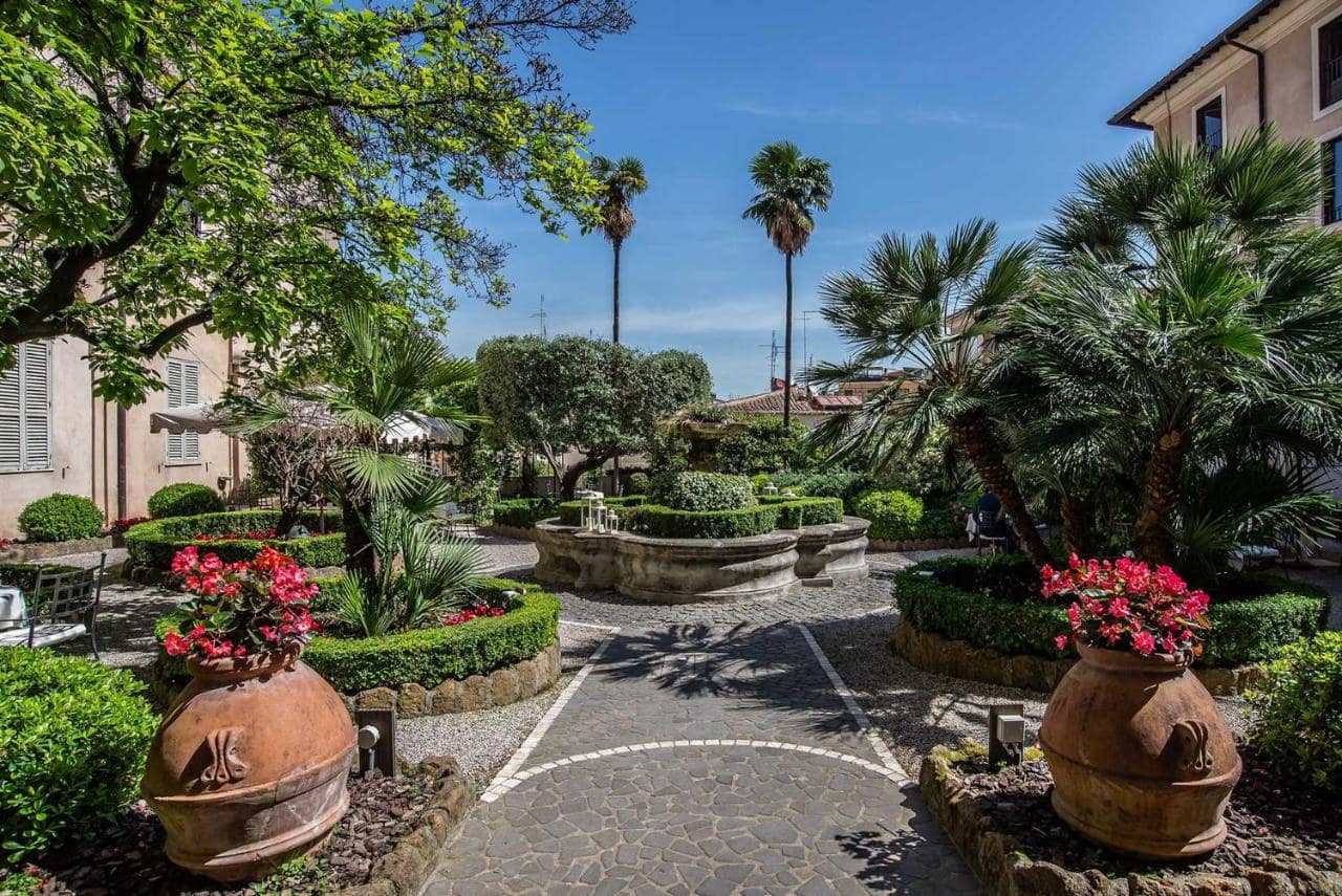 Le jardin, sa fontaine et ses jarres. © Donna Camilla Savelli