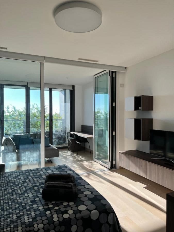 La chambre et son balcon. © Eurosky Suite Apartment