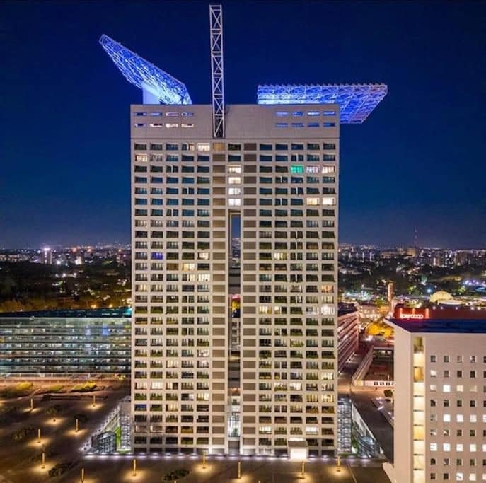 La tour Eurosky, la nuit. © Eurosky Suite Apartment