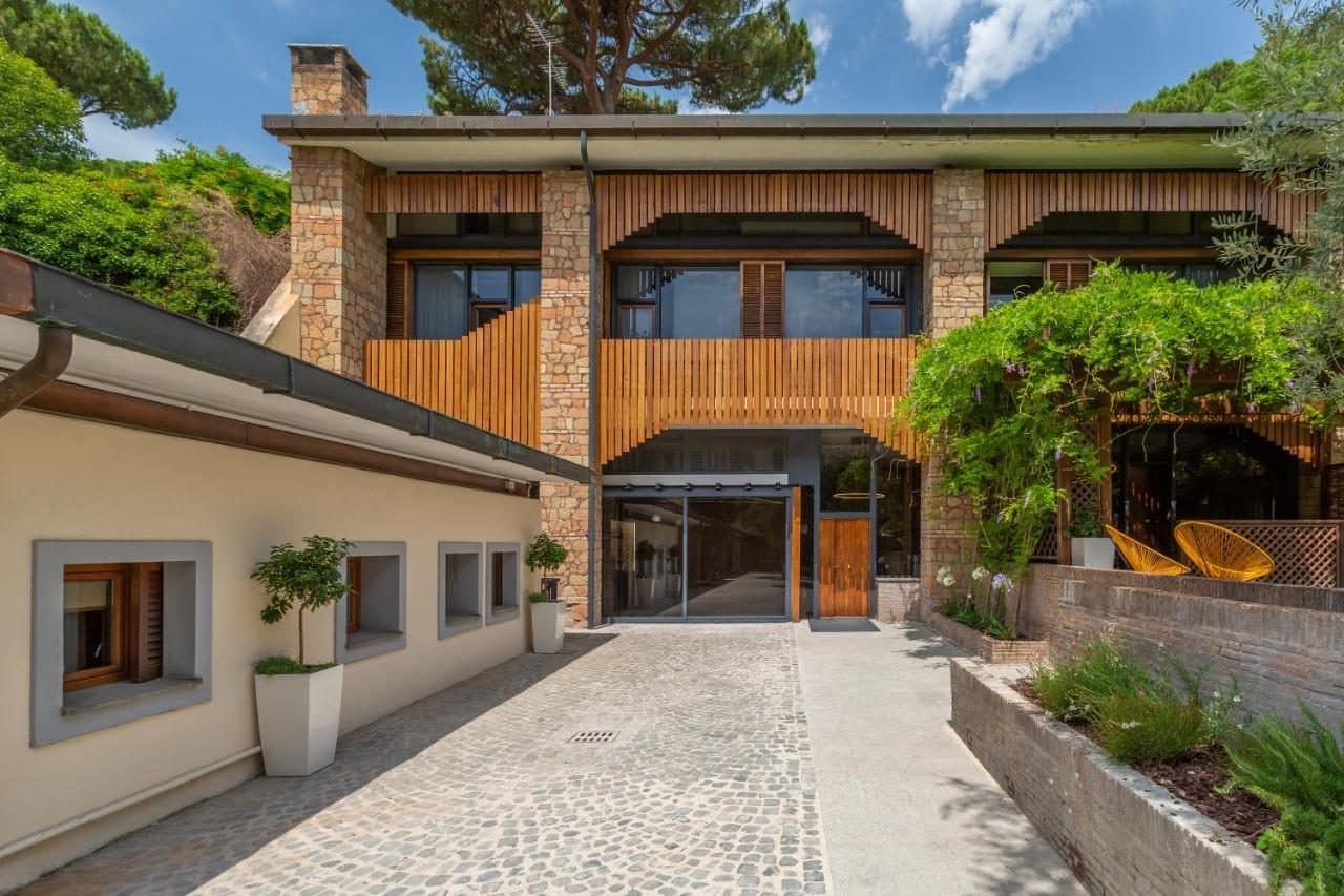 Le bâtiment principal, sous les pins. © Fauno Urban Resort