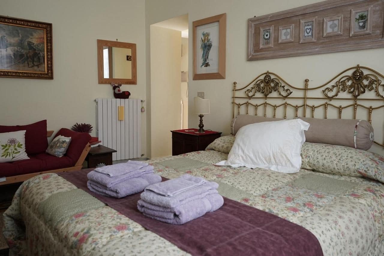 Une chambre, lit en fer forgé. © Gianicolo Penny's Garden