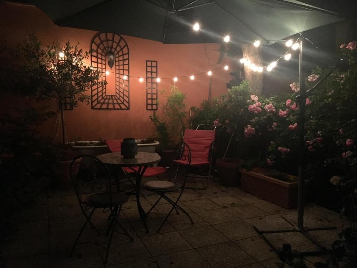La terrasse du jardin, le soir. © Gianicolo Penny's Garden