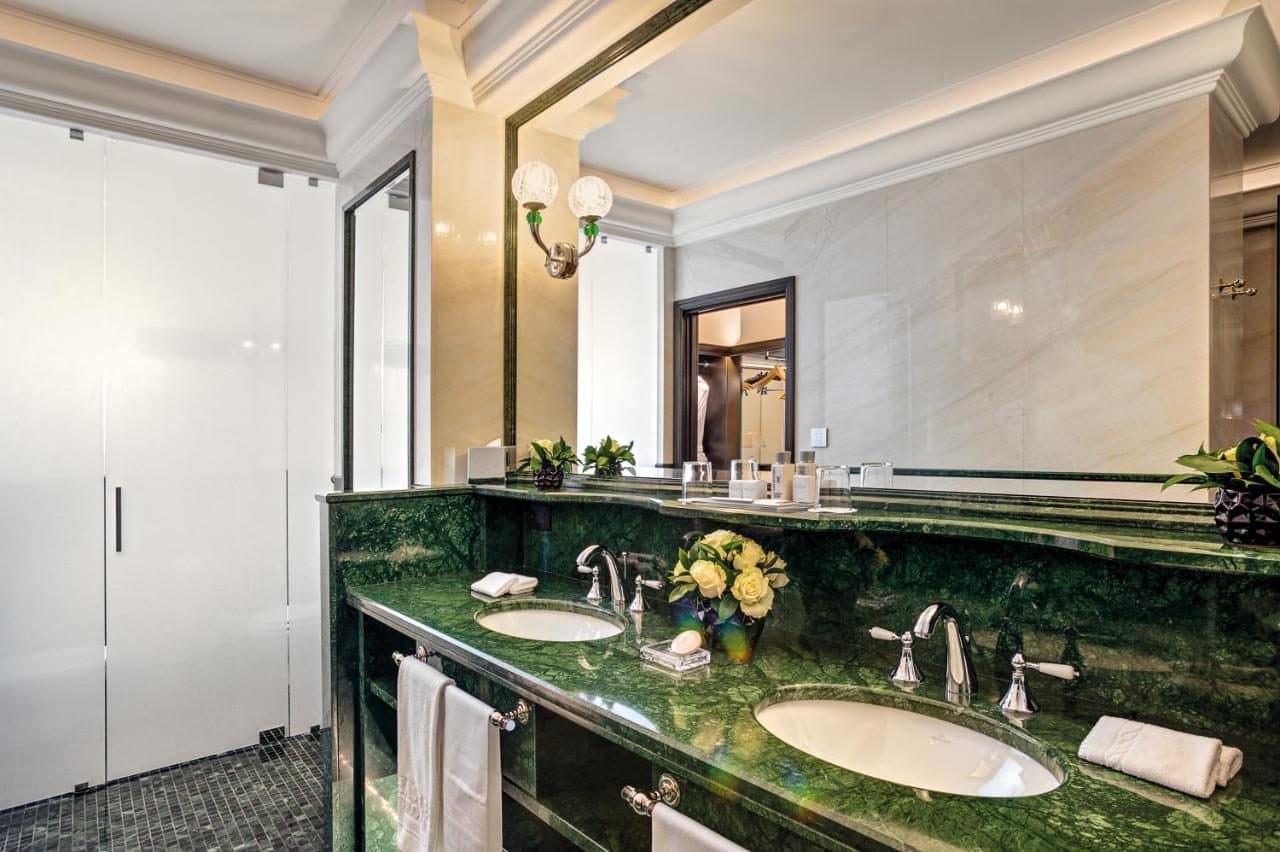Une salle de bains en marbre vert. © Hassler Roma