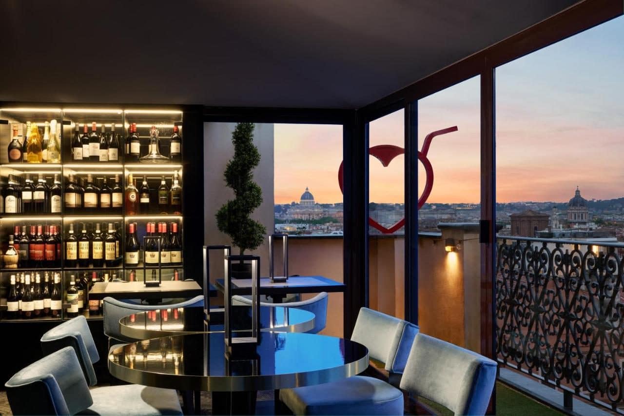 Le bar du rooftop, au coucher du soleil. © Hotel Barberini