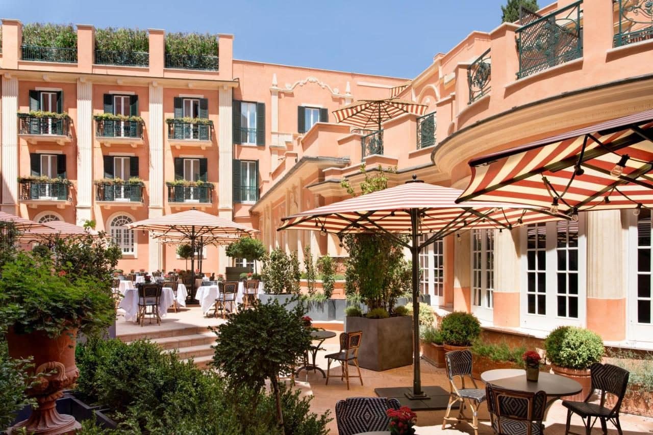 La cour et sa terrasse. © Hotel de la Ville