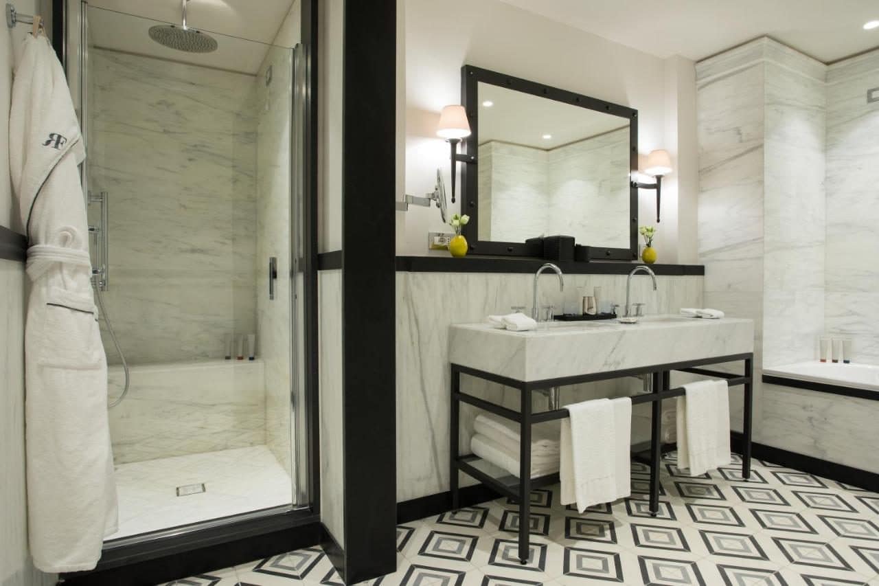 Une salle de bains en marbre. © Hotel de la Ville
