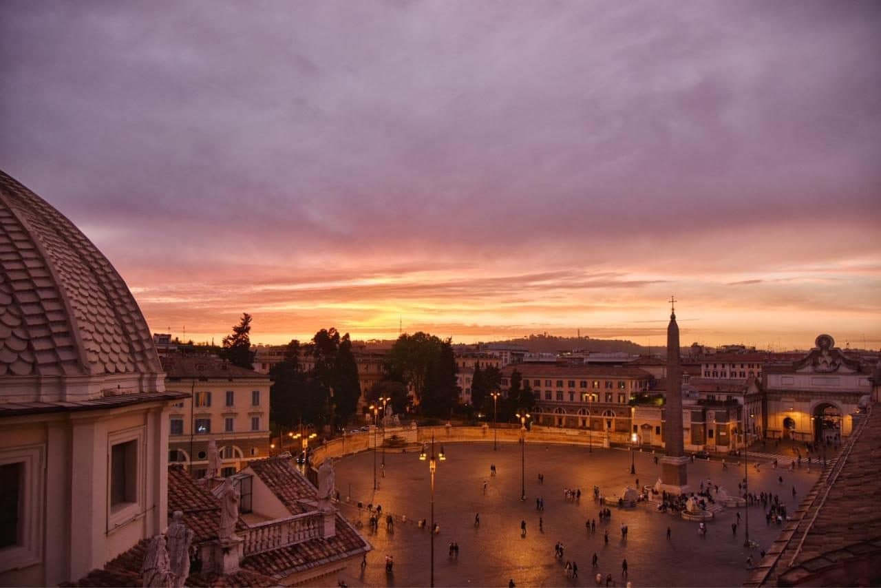 La vue sur la piazza del Popolo au crépuscule. © Hotel de Russie