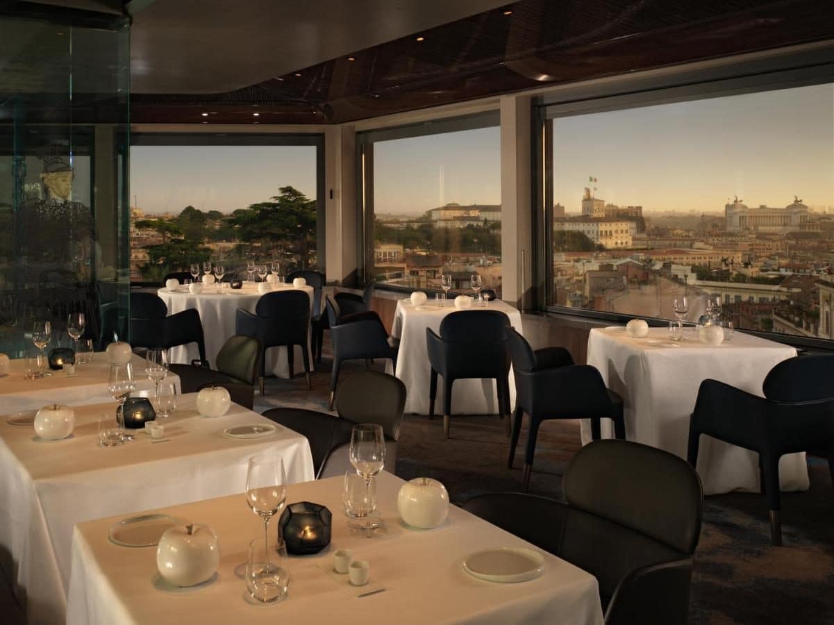 Le restaurant panoramique, la nuit. © Hotel Eden