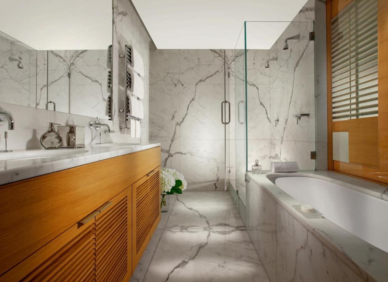 Une salle de bains en marbre. © Hotel Raphaël