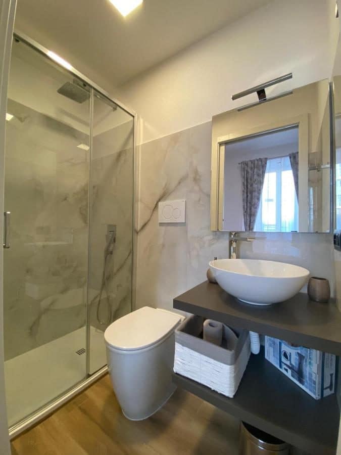 Une salle de bains en marbre. © House of Wonders